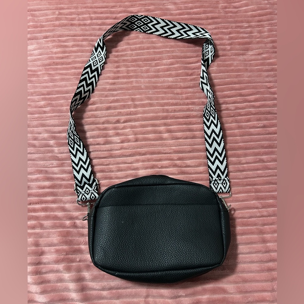 Elegant Black Crossbody Bag with Geometric Strap